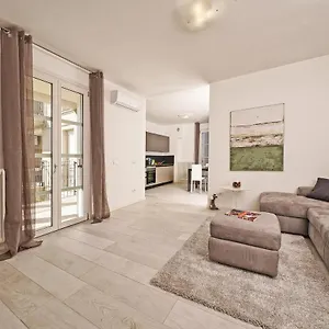 https://gardagate-corte-fasanella-54.it-lombardy.com